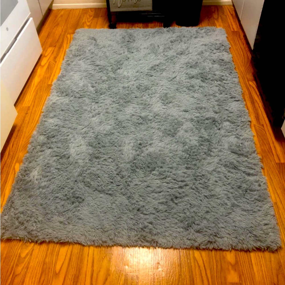 Grey fluffy rug 5*8 good condition!